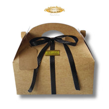 Cargar imagen en el visor de la galería, Presentación exterior con lazo y tarjeta de la caja pasiega El Goloso preparada para regalo.