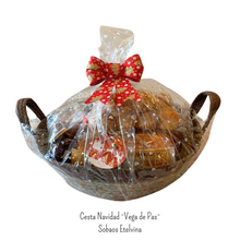 Cargar imagen en el visor de la galería, Cesta regalo Vega de Pas con sobaos y dulces tradicionales de Cantabria . Sobaos Etelvina.