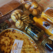 Cargar imagen en el visor de la galería, Cesta Vega de Pas de Etelvina con productos típicos pasiegos. Sobaos Etelvina, Cantabria.