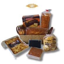 Cargar imagen en el visor de la galería, Cesta pasiega El Caprichoso con sobaos pasiegos, quesada, pastas pasiegas y corbatas de Unquera.