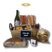 Cargar imagen en el visor de la galería, Cesta pasiega El Disfrutón con sobaos pasiegos, quesada, sidra y dulces artesanales regalo para el Día del Padre.