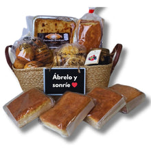 Cargar imagen en el visor de la galería, Detalle de cesta pasiega El Goloso con sobaos pasiegos individuales y dulces artesanos de Sobaos Etelvina.