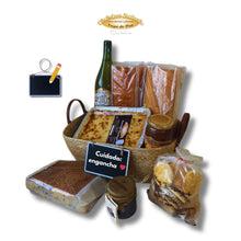 Cargar imagen en el visor de la galería, Cesta pasiega gourmet El Goloso con sobaos pasiegos, quesada, sidra y miel artesanal.