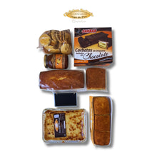 Cargar imagen en el visor de la galería, Contenido de la cesta pasiega El Caprichoso con sobaos, quesada pasiega, miel y corbatas de Unquera.