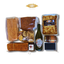 Cargar imagen en el visor de la galería, Contenido de la cesta pasiega El Disfrutón con sobaos pasiegos, quesada, sidra y miel artesanal.