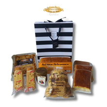 Cargar imagen en el visor de la galería, Contenido del detalle La Golosa con sobaos, quesada y dulces artesanales de Cantabria.