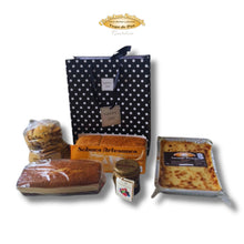 Cargar imagen en el visor de la galería, Detalle pasiego El Goloso con sobaos pasiegos de Etelvina Sañudo, quesada y dulces artesanales de Cantabria.