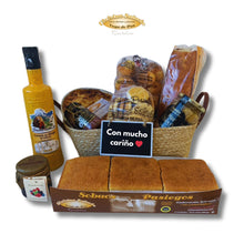 Cargar imagen en el visor de la galería, Detalle de gran cesta pasiega gourmet La Golosa con sobaos pasiegos y productos gourmet típicos de Cantabria.