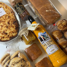 Cargar imagen en el visor de la galería, Detalle del Pack Gran Gourmet Pasiego con productos gourmet seleccionados de Cantabria: sobaos pasiegos, quesada pasiega, anchoas de Santoña, crema de orujo y dulces tradicionales de los Valles Pasiegos.