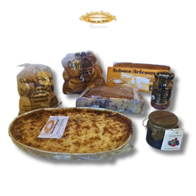 Cargar imagen en el visor de la galería, Pack regalo Celebración Pasiega con sobaos pasiegos artesanos, quesada pasiega y dulces típicos de Cantabria.