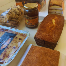 Cargar imagen en el visor de la galería, Pack regalo Momentos Especiales con sobaos pasiegos artesanos, quesada pasiega, miel y dulces pasiegos de Cantabria I Sobaos Etelvina.