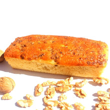 Cargar imagen en el visor de la galería, Bizcocho pasiego artesanal con yogur natural, limón y nueces, ingredientes naturales.