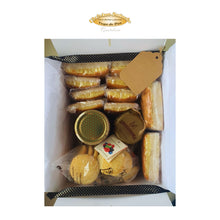 Cargar imagen en el visor de la galería, Interior de la caja pasiega El Goloso con sobaos y dulces artesanales
