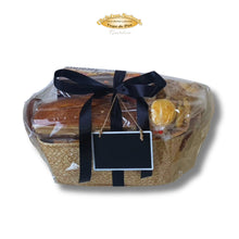 Cargar imagen en el visor de la galería, Cesta pasiega El Caprichoso envuelta para regalo con dulces artesanales de Cantabria.
