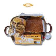 Cargar imagen en el visor de la galería, Detalle superior de cesta pasiega El Disfrutón con sobaos, quesada y dulces artesanales.
