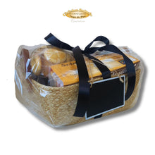Cargar imagen en el visor de la galería, Cesta pasiega El Disfrutón preparada para regalo con dulces artesanales de Cantabria.
