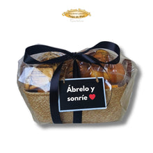 Cargar imagen en el visor de la galería, Cesta pasiega El Goloso presentada para regalo con dulces artesanos y lazo decorativo.
