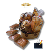 Cargar imagen en el visor de la galería, Cesta pasiega El Goloso con sobaos pasiegos, quesada y mermelada artesanal de Cantabria.
