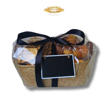 Cargar imagen en el visor de la galería, Detalle envoltorio cesta pasiega El Goloso con sobaos pasiegos y quesada artesanal regalo para el Día del Padre
