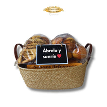 Cargar imagen en el visor de la galería, Cesta pasiega El Goloso con sobaos, magdalenas y dulces típicos de Vega de Pas, Cantabria.
