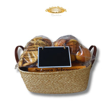Cargar imagen en el visor de la galería, Cesta pasiega El Goloso con sobaos pasiegos, quesada artesanal y productos gourmet de Cantabria. El regalo ideal para el Día del Padre.
