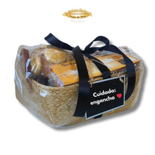 Cargar imagen en el visor de la galería, Cesta pasiega gourmet El Goloso presentada para regalo con lazo y dedicatoria.
