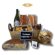 Cargar imagen en el visor de la galería, Cesta pasiega gourmet El Goloso con sobaos, quesada, miel y productos cántabros artesanos
