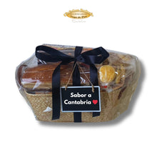 Cargar imagen en el visor de la galería, Cesta pasiega La Golosa presentada como regalo con lazo decorativo y dulces artesanos.
