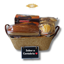 Cargar imagen en el visor de la galería, Cesta pasiega La Golosa con sobaos, quesada, miel y dulces artesanos de Cantabria.
