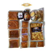 Cargar imagen en el visor de la galería, Contenido de la caja pasiega gourmet con sobaos pasiegos, quesada pasiega, miel, mermelada y dulces artesanales de Cantabria I Sobaos Etelvina.
