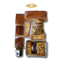 Cargar imagen en el visor de la galería, Contenido de la caja pasiega La Golosa con sobaos pasiegos, quesada y dulces artesanales de Cantabria

