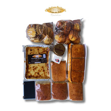 Cargar imagen en el visor de la galería, Contenido de la cesta pasiega El Goloso con sobaos, quesada y dulces artesanales.
