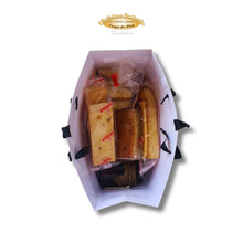 Cargar imagen en el visor de la galería, Interior de la bolsa regalo detalle pasiego con sobaos y dulces artesanales de Vega de Pas, Valles Pasiegos.

