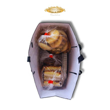 Cargar imagen en el visor de la galería, Interior de la bolsa detalle pasiego gourmet con sobaos, quesada y dulces artesanales de Cantabria
