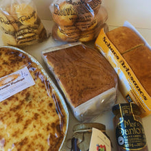 Cargar imagen en el visor de la galería, Detalle pack Celebración Pasiega con sobaos artesanos, quesada pasiega y dulces pasiegos elaborados en Cantabria.
