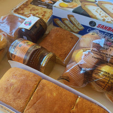 Cargar imagen en el visor de la galería, Pack de dulces pasiegos con sobaos artesanos, quesada pasiega, miel natural y corbatas de mantequeilla de Unquera, Sanbar.
