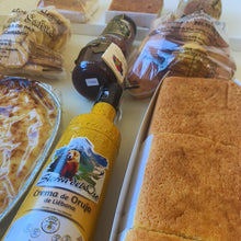 Cargar imagen en el visor de la galería, Detalle pack Gran Gourmet Pasiego con sobaos artesanos, quesada pasiega y crema de orujo Sierra del Oso de Liébana.
