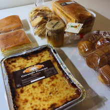 Cargar imagen en el visor de la galería, Pack merienda pasiega con sobaos artesanos de Etelvina, quesada pasiega y productos tradicionales de Cantabria en mesa real.
