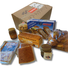 Cargar imagen en el visor de la galería, Pack de productos artesanos de Cantabria listo para envío con sobaos pasiegos, quesada, corbatas de Unquera y miel del Brezo.
