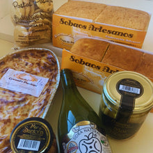 Cargar imagen en el visor de la galería, Pack Sabores de Cantabria con sobaos pasiegos artesanos, quesada pasiega, anchoas y bonito de Santoña, sidra natural y dulces pasiegos.
