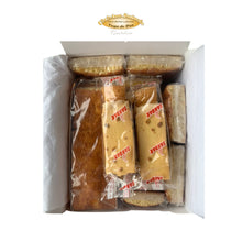 Cargar imagen en el visor de la galería, Interior de la caja pasiega Capricho con sobaos y dulces artesanales
